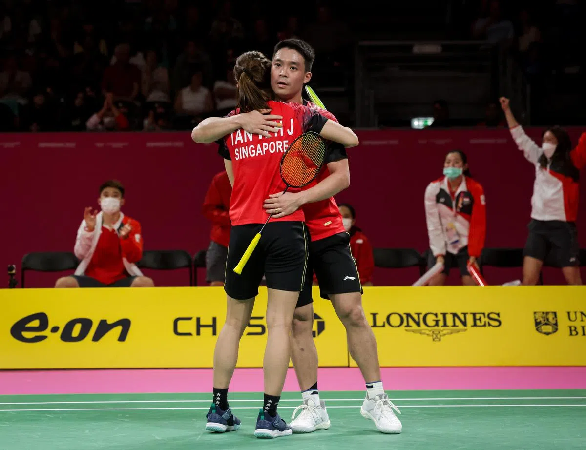 许永凯（后）和陈薇涵助球队拿下第一分后，在场上拥抱庆祝。（叶振忠摄）