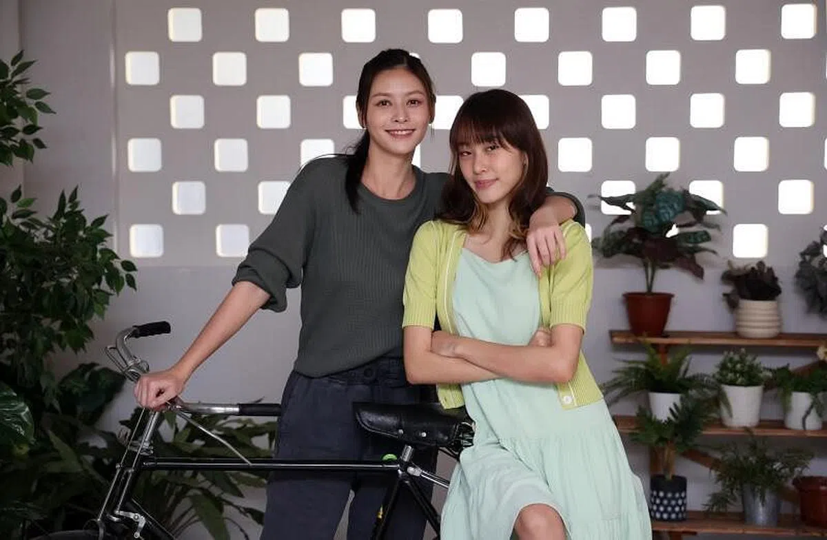 何盈莹（左）与林昭婷饰演一对姐妹花。（梁麒麟摄）