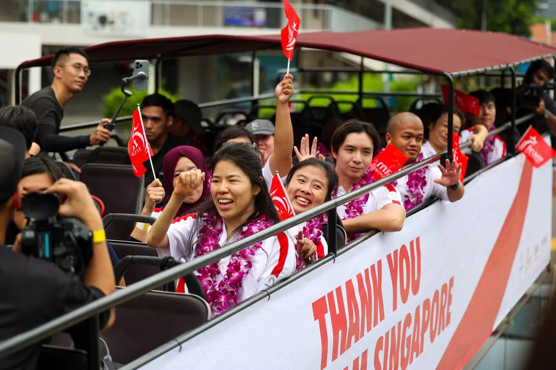 我国泳将叶品秀（左起）、硬地滚球选手陈仪婷、泳手杜维崧和铅球选手莫哈末·迪罗伊兴奋地向支持者挥手致意。（林明顺摄）