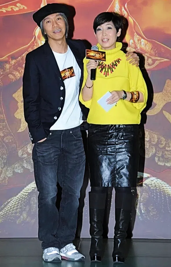 黎芷珊（右）曾在活动上与周星驰同台，但未有机会邀请他上节目。（互联网）
