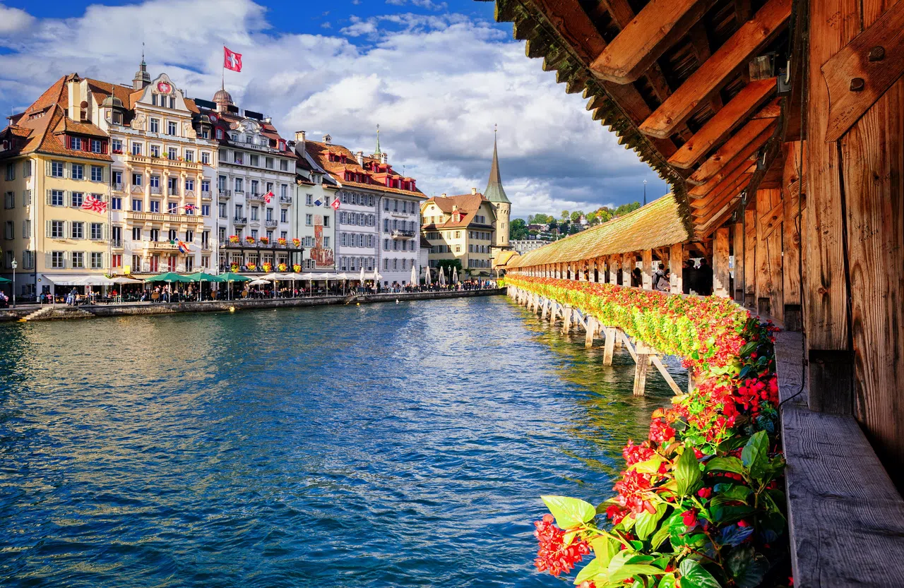 卢塞恩（Lucerne，又称琉森）是个临湖小镇。赵子晟建议人们坐船游湖，景色十分漂亮。（中欧航旅提供）