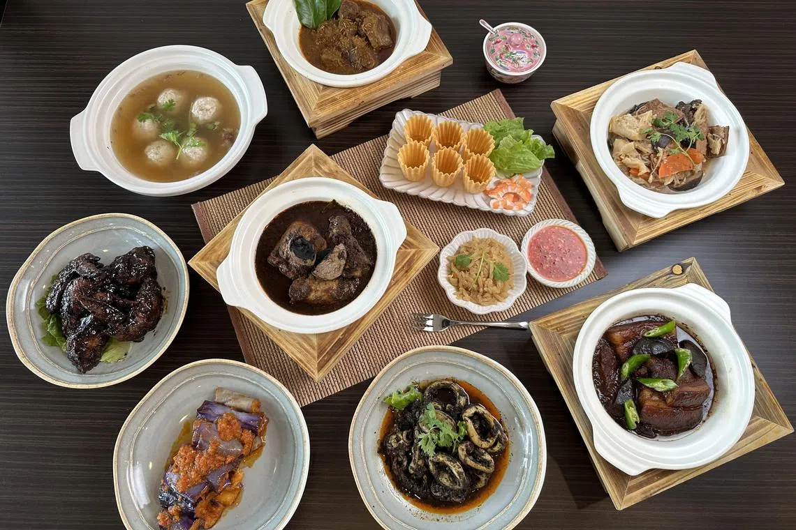 娘惹餐馆辣椒香的娘惹菜，每一道都很传统。（叶晓虹摄 ）