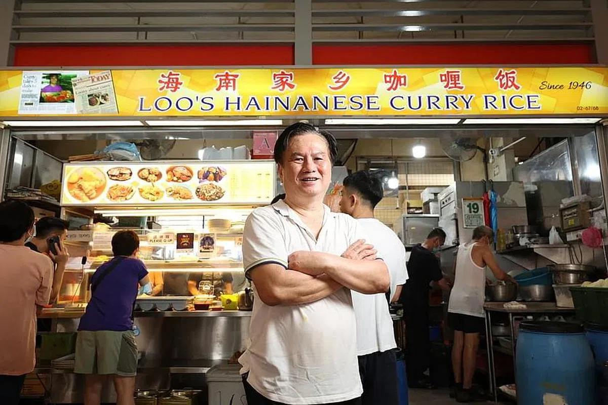 海南家乡咖喱饭的第二代经营者卢家志坚守父亲的古早味。（何家俊摄）