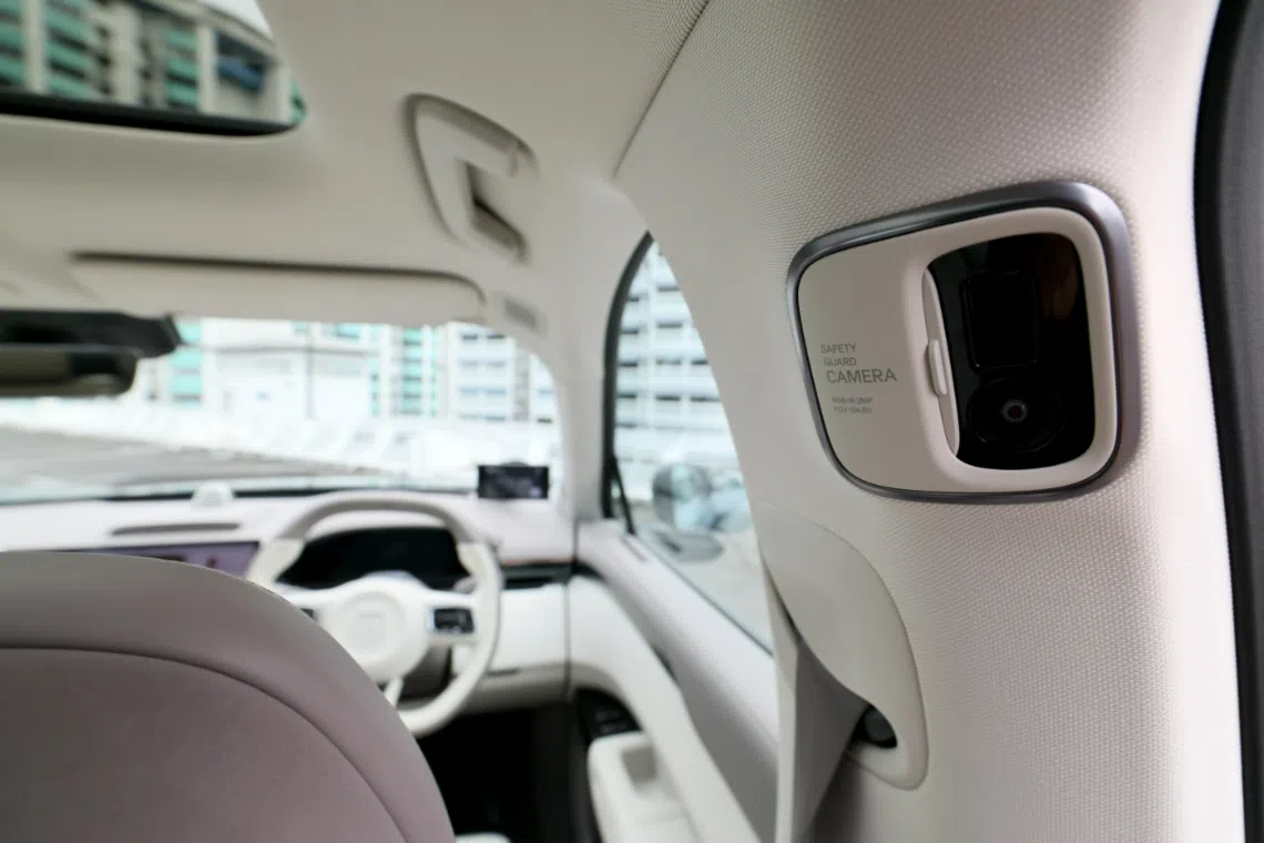 极氪7X配备一个对准后座的摄像头，驾驶者无须回头就能掌握后排情况。（龙国雄摄）