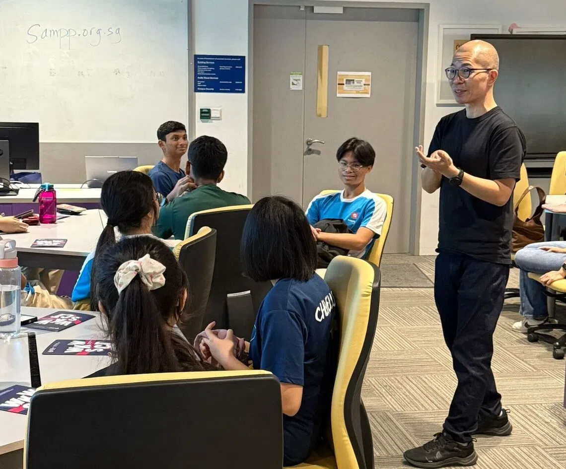 学生们专心聆听前记者陈永和（右一）的讲座。（南初提供）