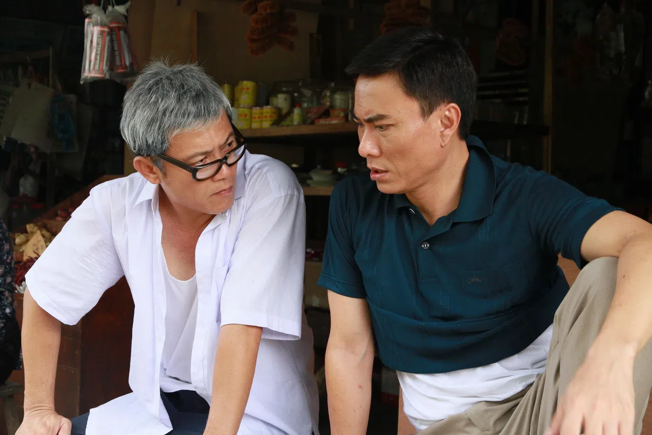 张信祥（右）在《甘榜情》饰演“麻将青”，王昱清演他的父亲。（档案照片）