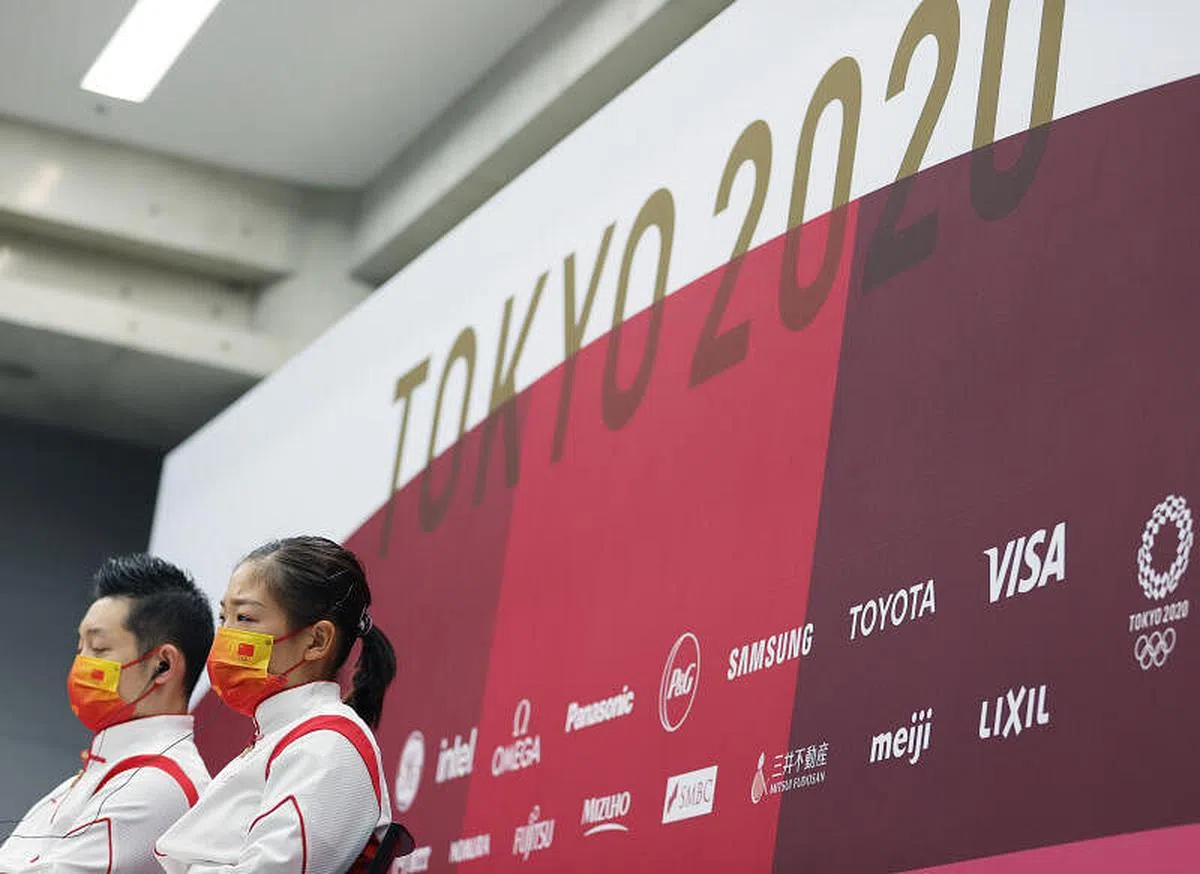 许昕与刘诗雯（右）周一晚（26日）出席赛后的新闻发布会时神情凝重。（新华社） 