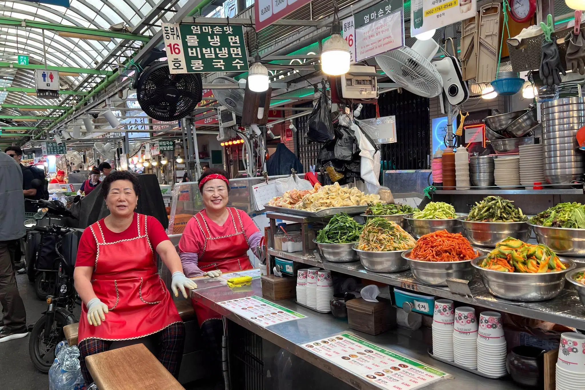 摄于2024年韩国首尔广藏市场。摊主售卖面食及各类色香味俱全的熟食，展现传统市集的活力与魅力。（取自李资政脸书）