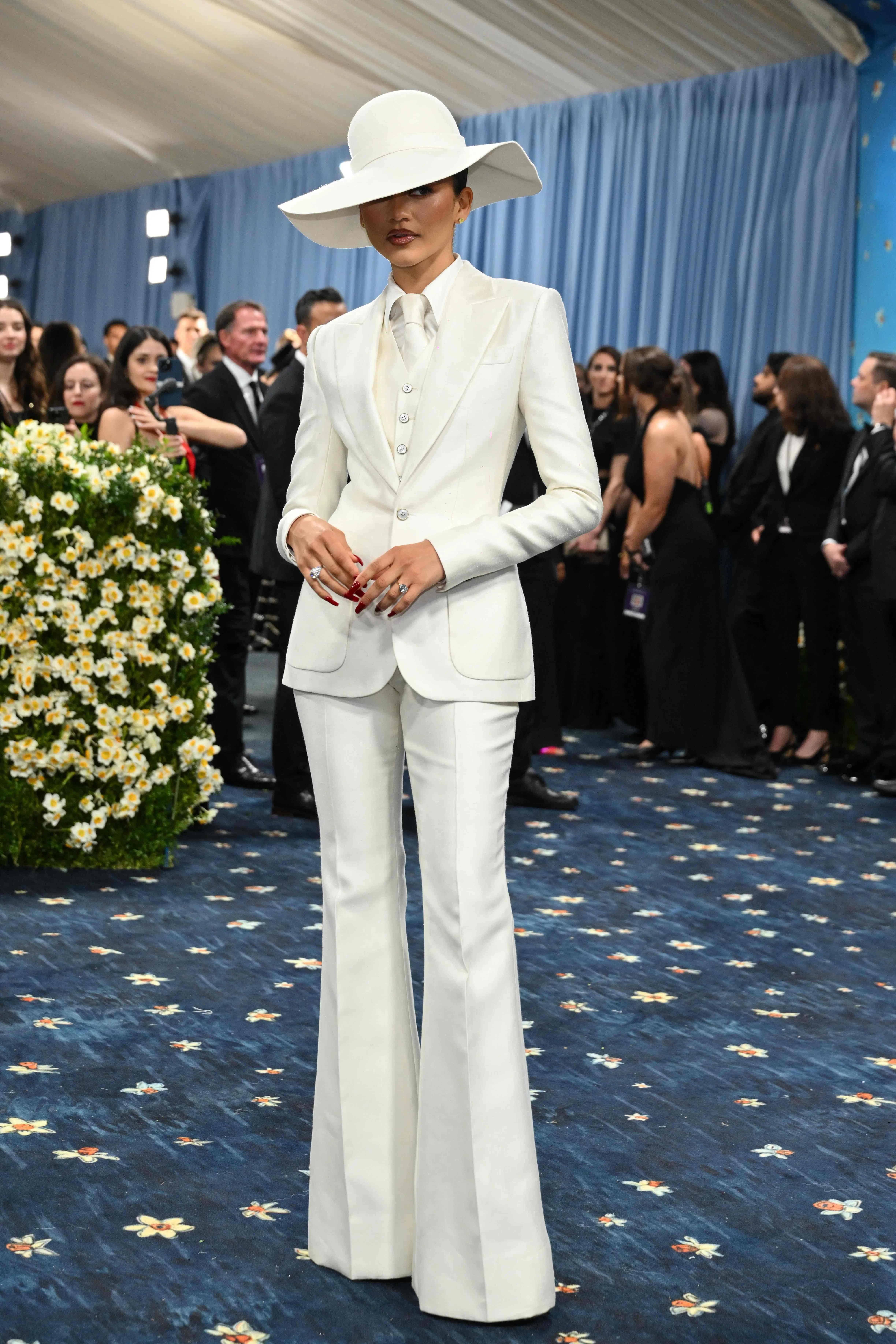 赞达亚一身白西装出席MET Gala。（法新社）
