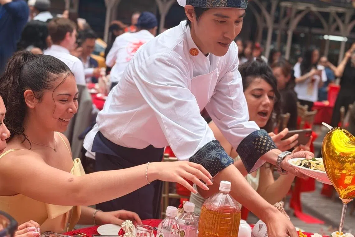 蓝正龙一身厨师打扮端盘上菜。（三立电视提供）