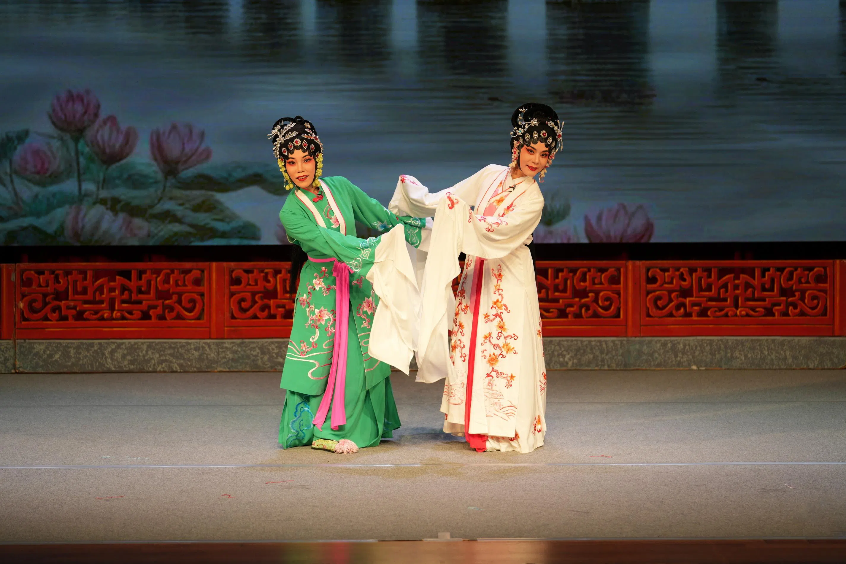 洪茹望为琼剧《白蛇传》演员设计妆造。（新加坡传统艺术中心提供）