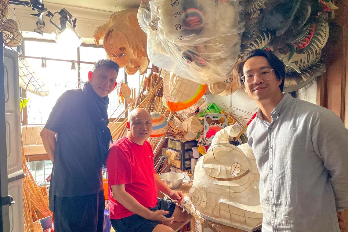 蔡光明（左）与黄德励（右）携手，以音乐与多媒体舞台呈现，致敬黄宏强（中）等三位手工艺人“一生择一事”的坚守精神。（鼎艺团提供）
