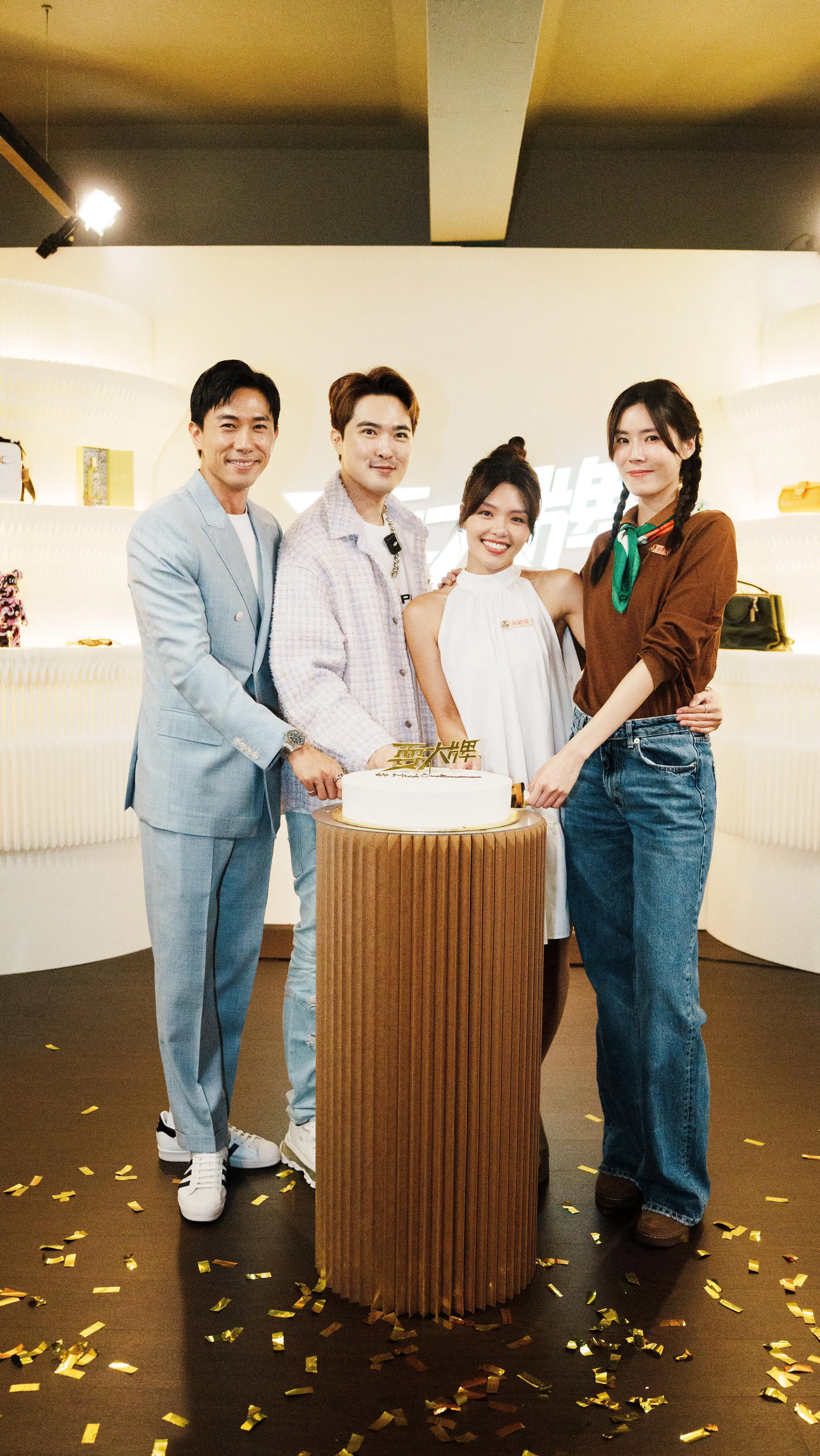 四位主持人陈泂江（左起）、李腾、张颖双和黄思恬在二手店开幕当天合影。（新传媒提供）