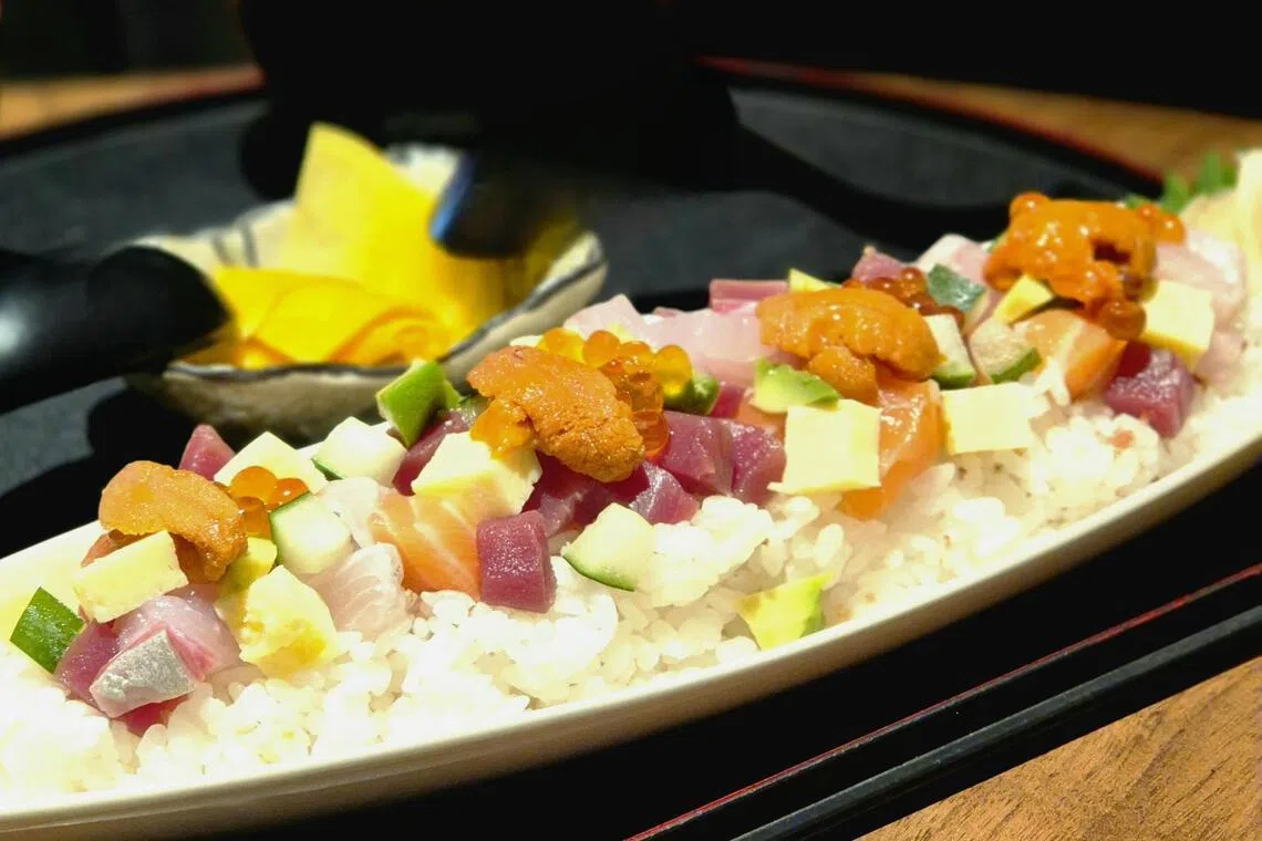 Tomo Tokyo配合精选双人五道式套餐，推出招牌杂锦散寿司。（陈爱薇摄）
