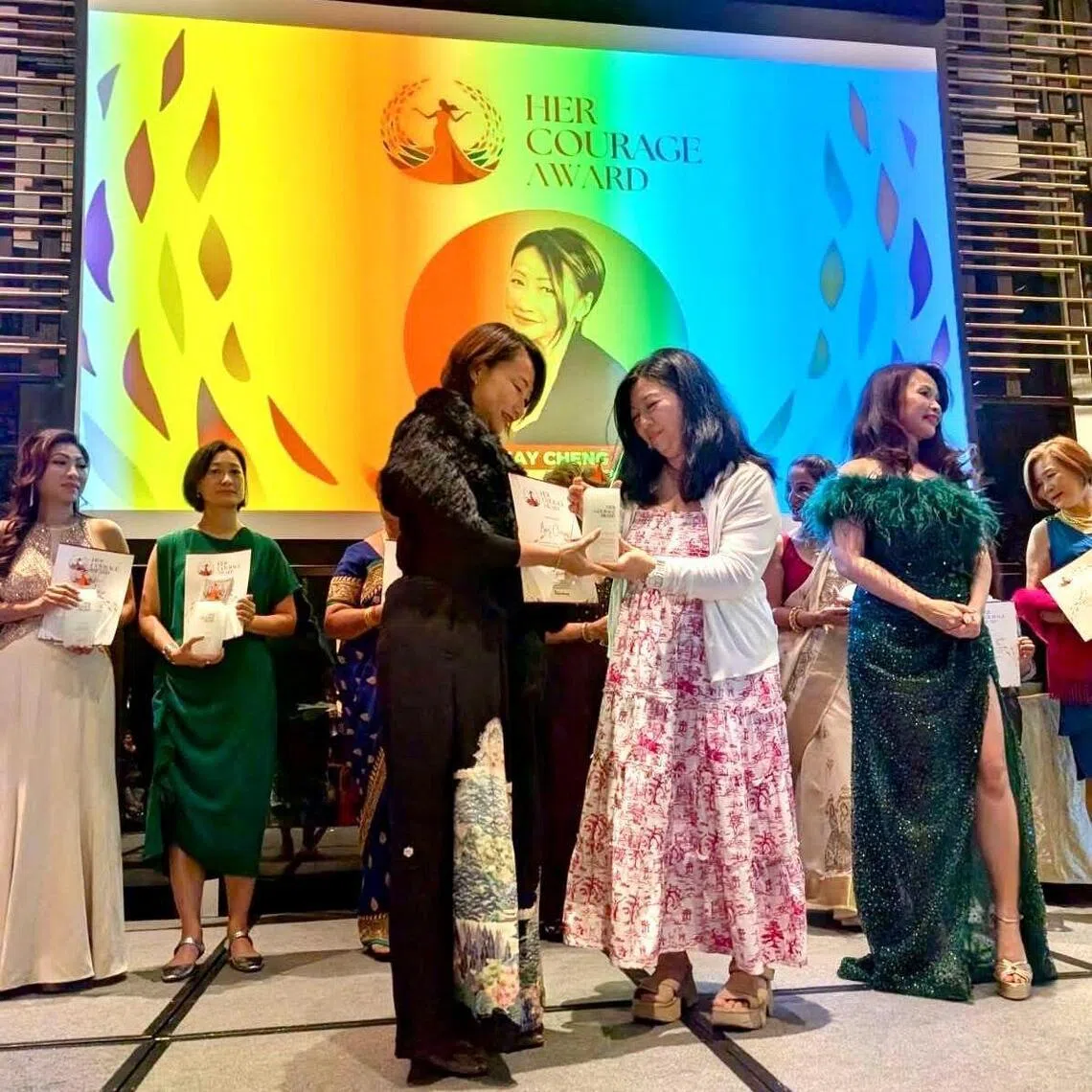 郑美薇（左）2025年获女性主导社会企业Class Living颁发HER Courage奖，表彰她的毅力和创造力。（受访者提供）