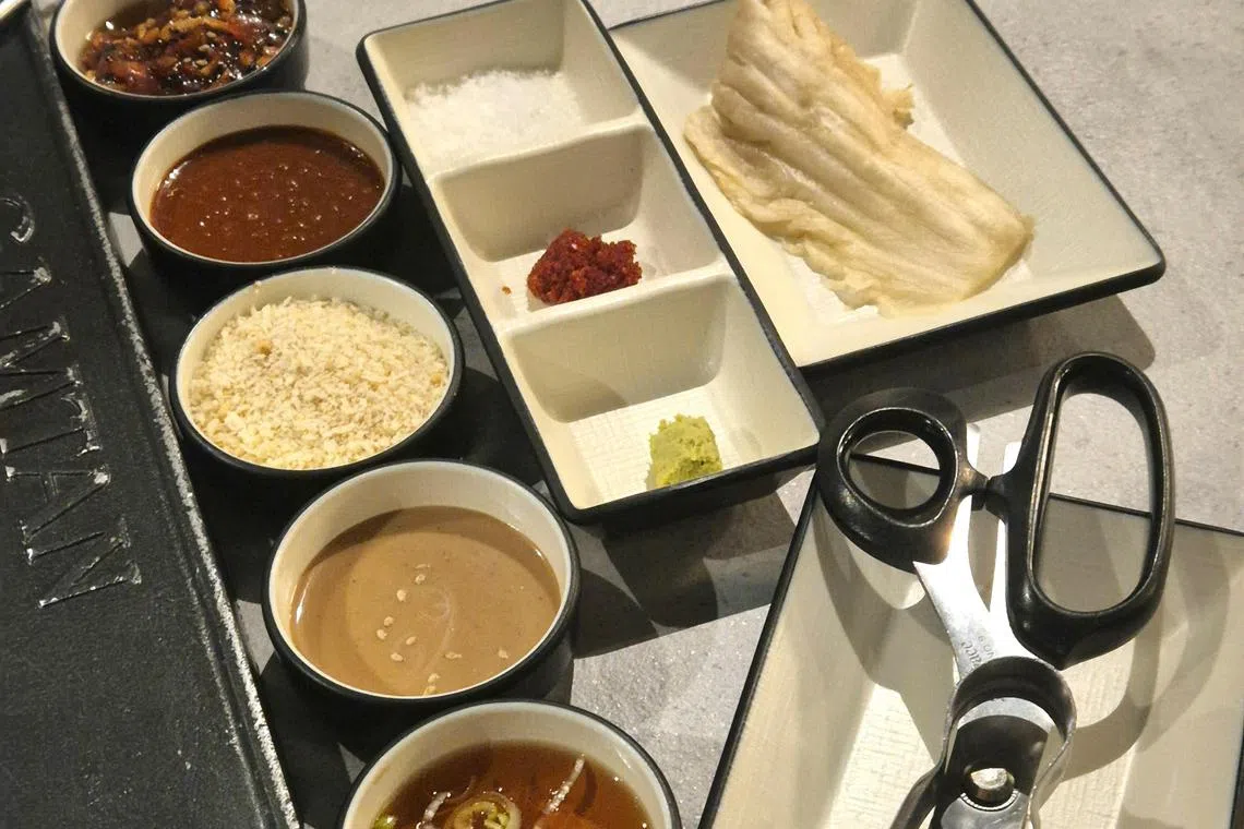 餐馆精选可提升烤肉风味的酱料与配料。（陈爱薇摄）