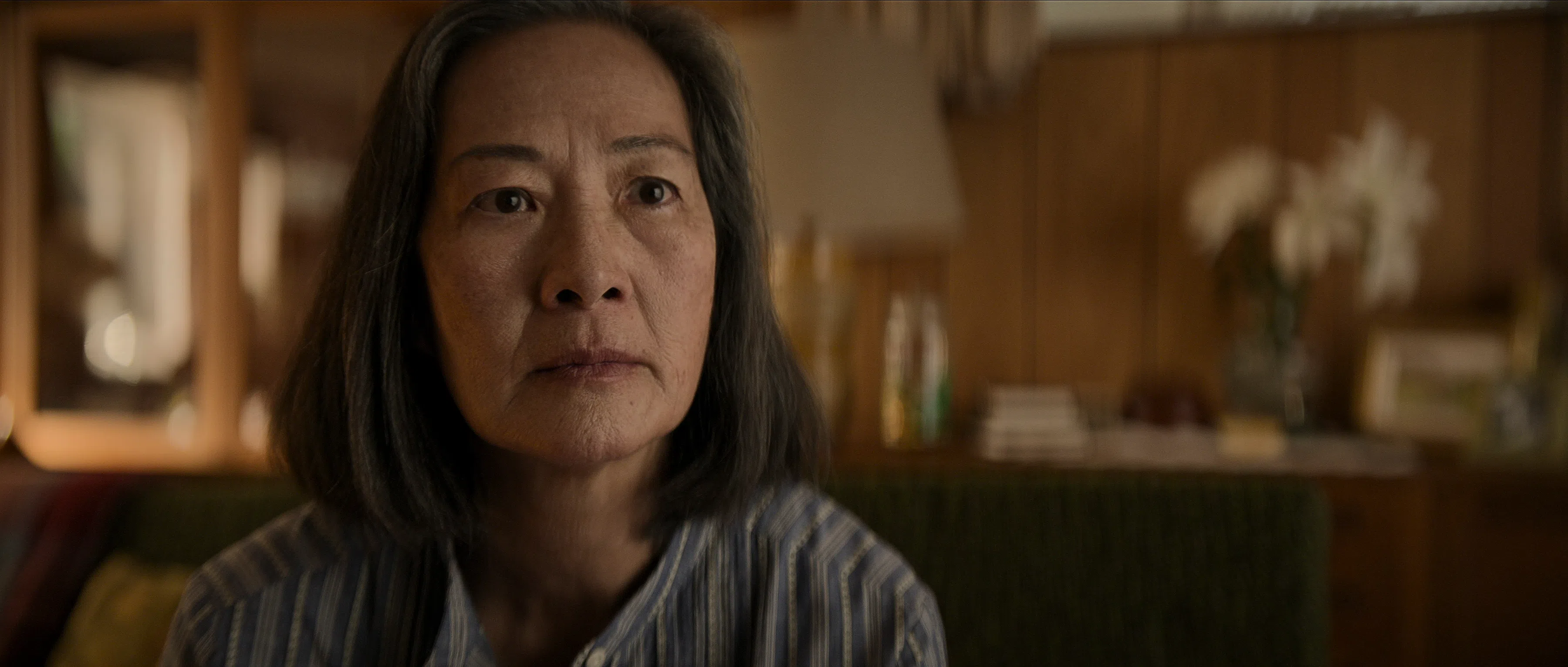 赵家玲剧中挑战老装，包括每天把头发染成灰色及让脸和脖子上“长出”皱纹。（Netflix提供）