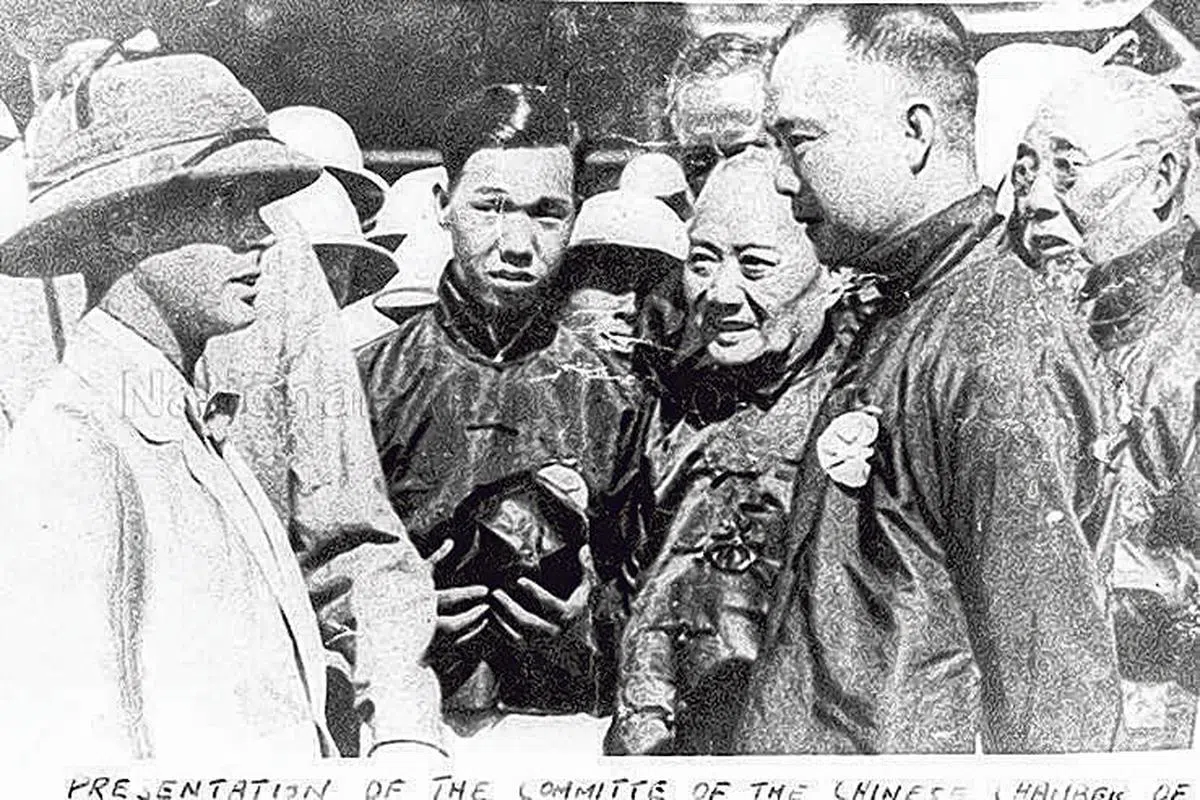 林推迁（右二）会见威尔斯太子 。（新加坡档案局）