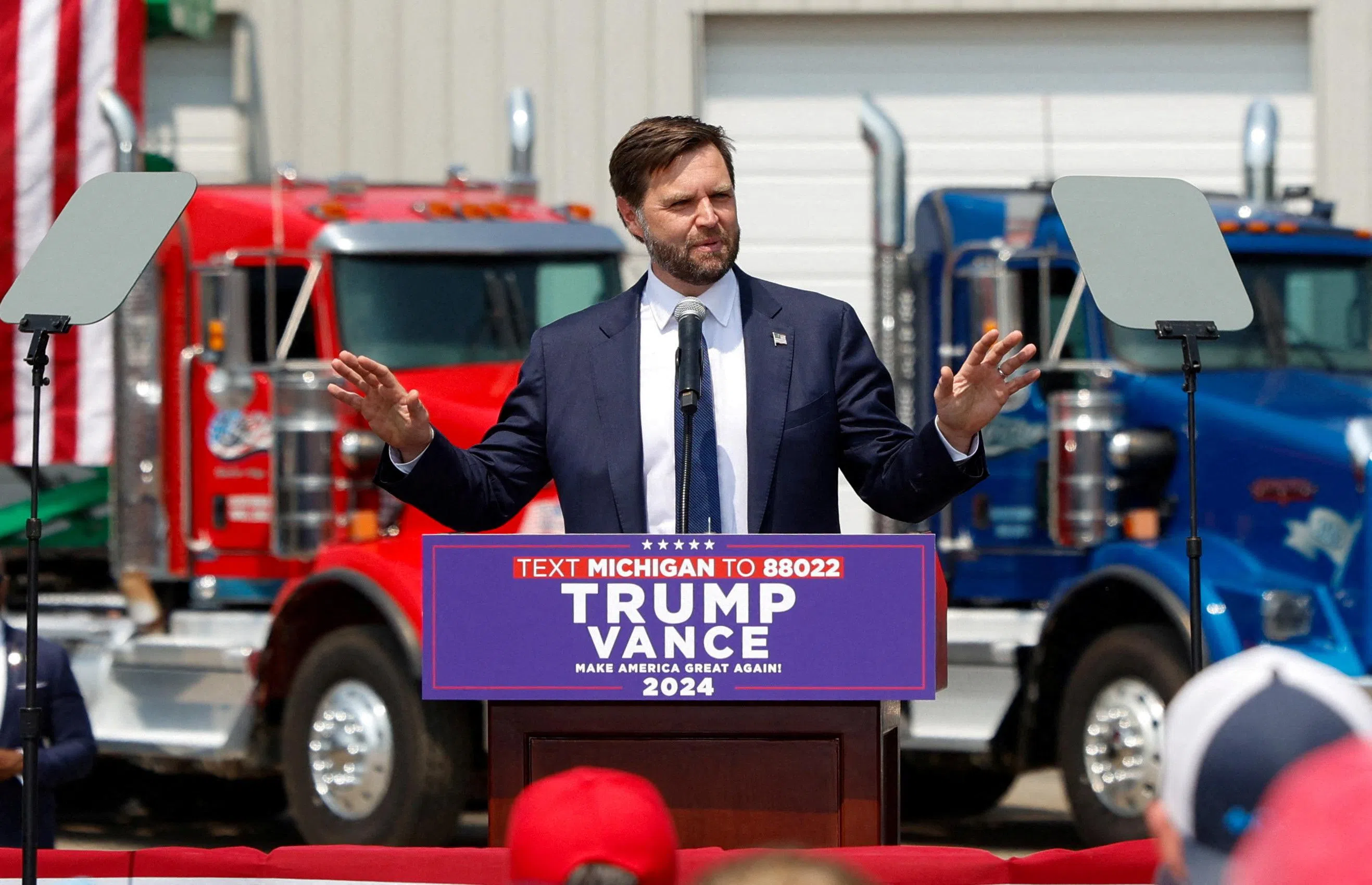 8月14日，美国共和党副总统候选人、参议员万斯在密歇根州拜伦中心的竞选活动中向支持者发表讲话。（路透社）