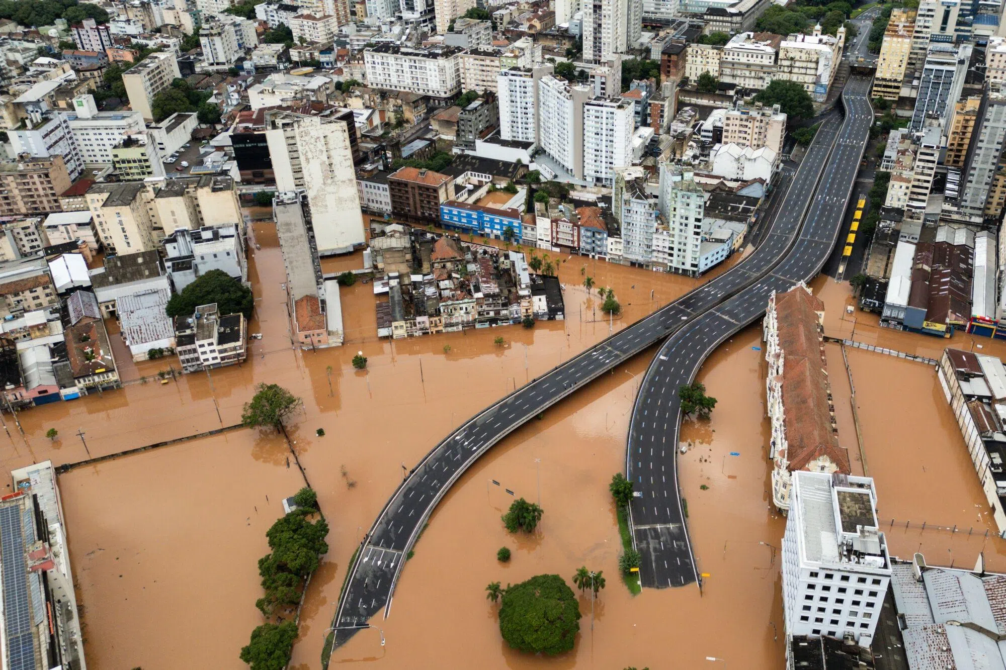 5月5日，巴西南里奥格兰德州首府阿雷格里港（Porto Alegre）在暴雨过后，高速公路附近地区淹没在洪水中。（彭博社）