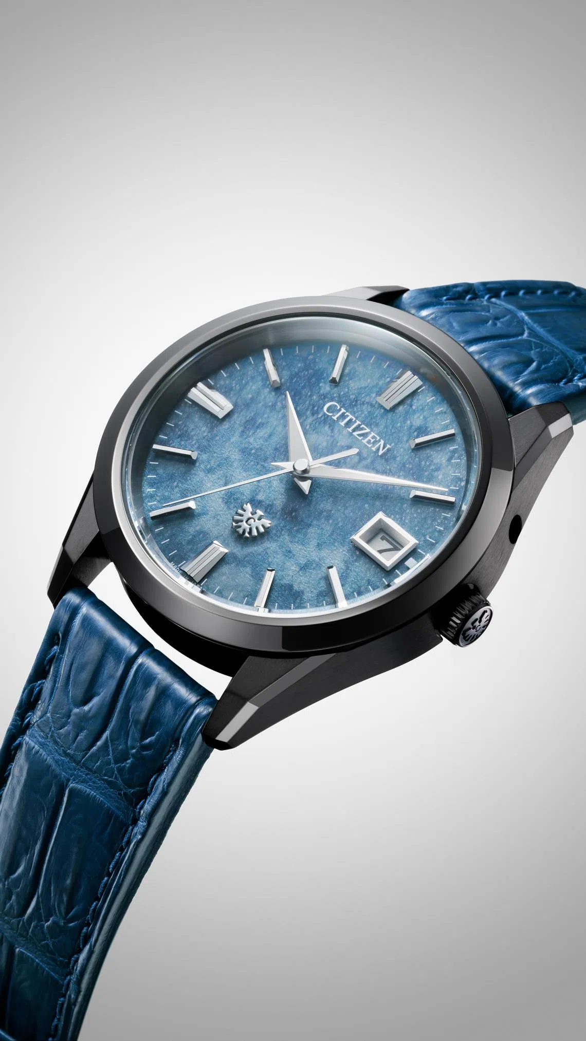 The CITIZEN部分表款以手工染制的和纸为表盘，纸纤透光，光影层叠。（西铁城提供）