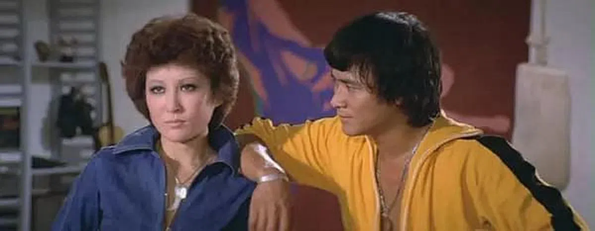 李修贤（右）与丁佩演出《李小龙与我》。（互联网）