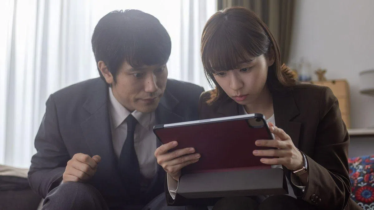 鸣海唯（右）和松山研一这对辩护律师与法官搭档，联手揭露案件真相。（互联网）