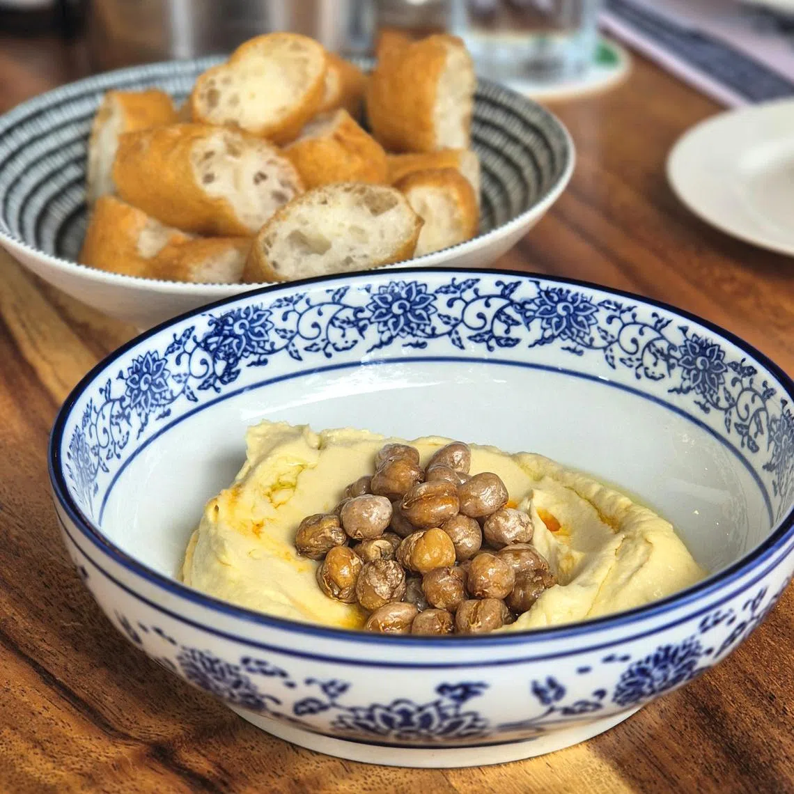 武吉知马餐馆的新品自制鹰嘴豆泥搭配“红毛油条”。（陈爱薇摄）