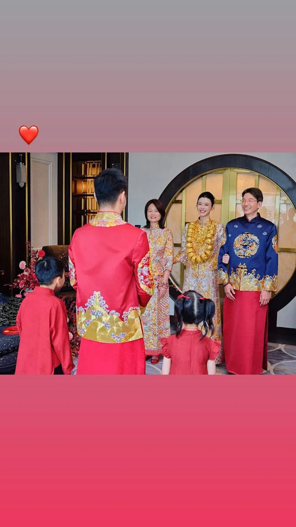 何猷君（左二）带着一对儿女，和夹在父母之间的奚梦瑶（右二）对视，后者颈项挂着的厚重龙凤镯格外吸睛。（取自奚梦瑶IG）