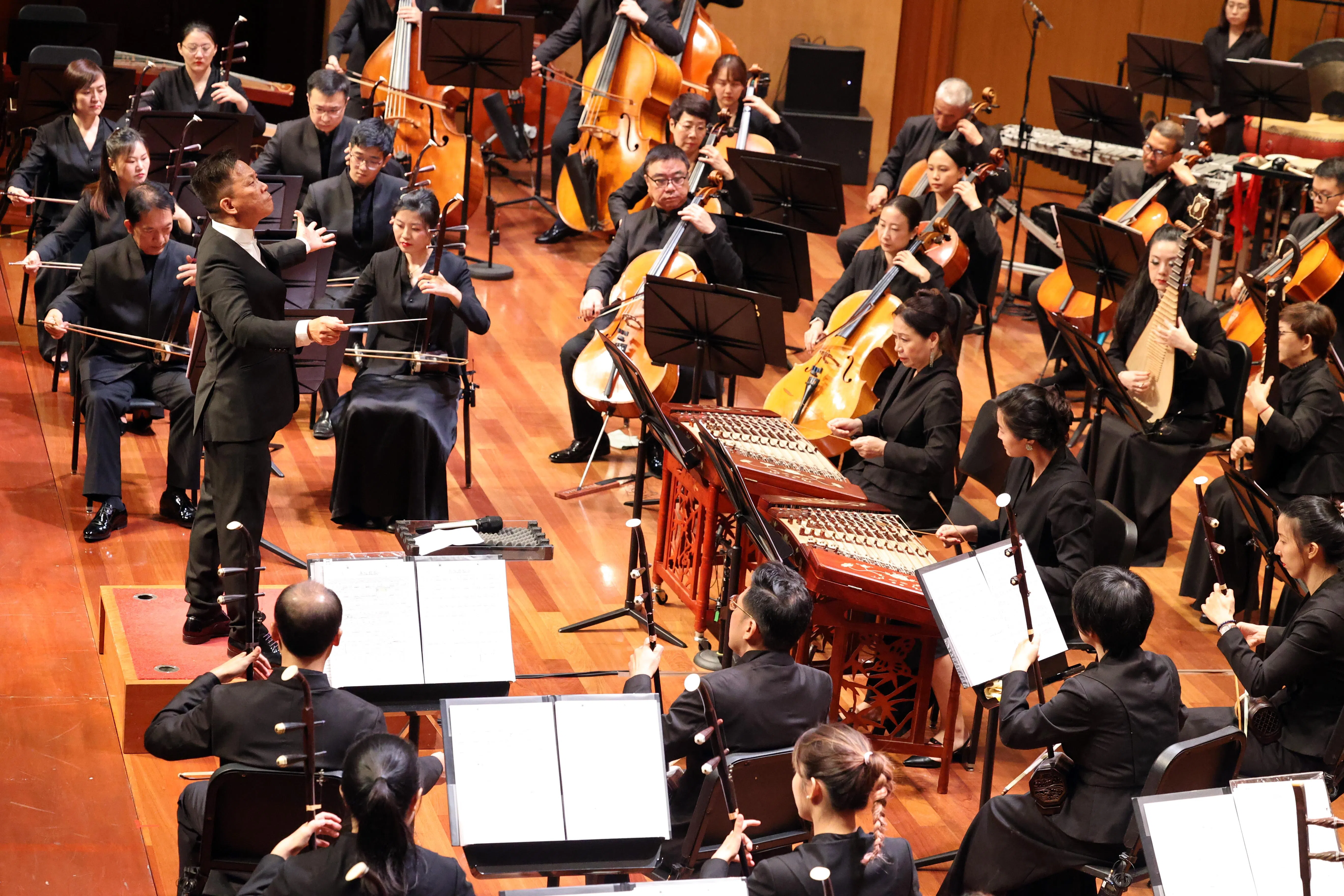 华乐团首席指挥郭勇德为音乐会执棒，优美流畅的音符从乐手的指间流淌而出，每首经典曲目都获得观众热烈的掌声。（邝启聪摄）