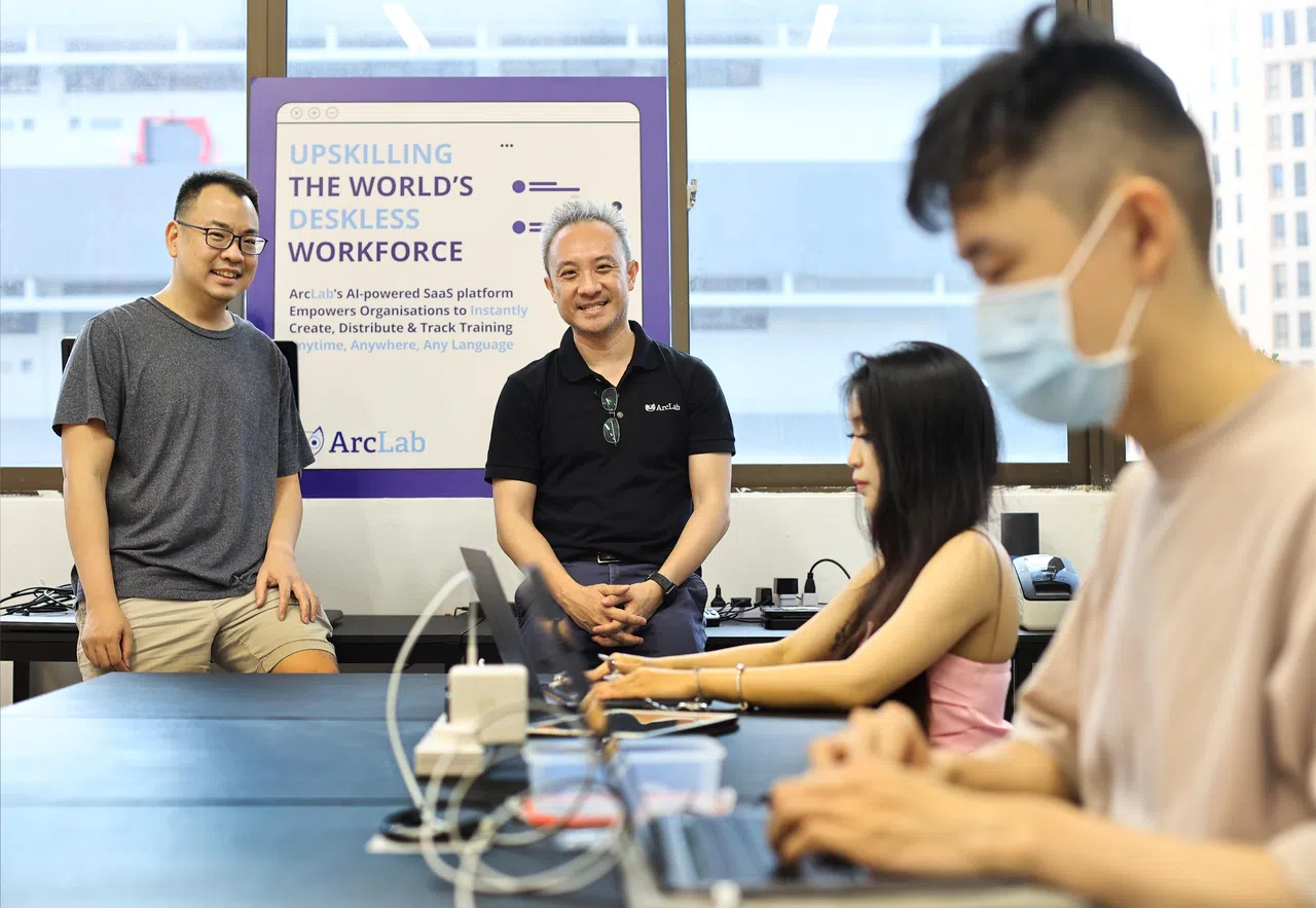 陈志君（左）是Arclab的投资者，也是公司的首席技术官。陈志君与谢卫忠（黑衣者）一起为蓝领工人的培训需求努力。（陈渊庄摄）