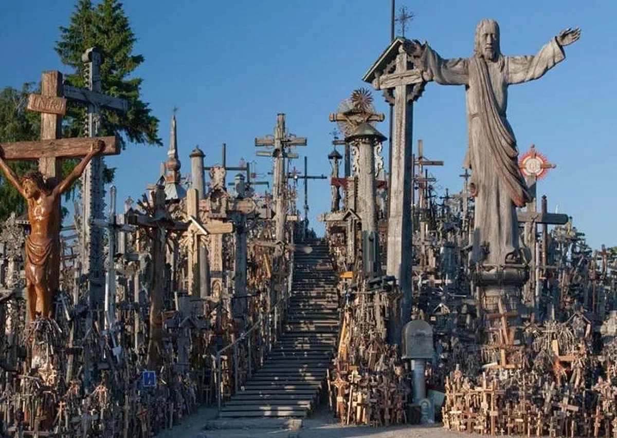 立陶宛圣地十字架山上，2019年曾出现香港局势相关的题字。（档案照片） 