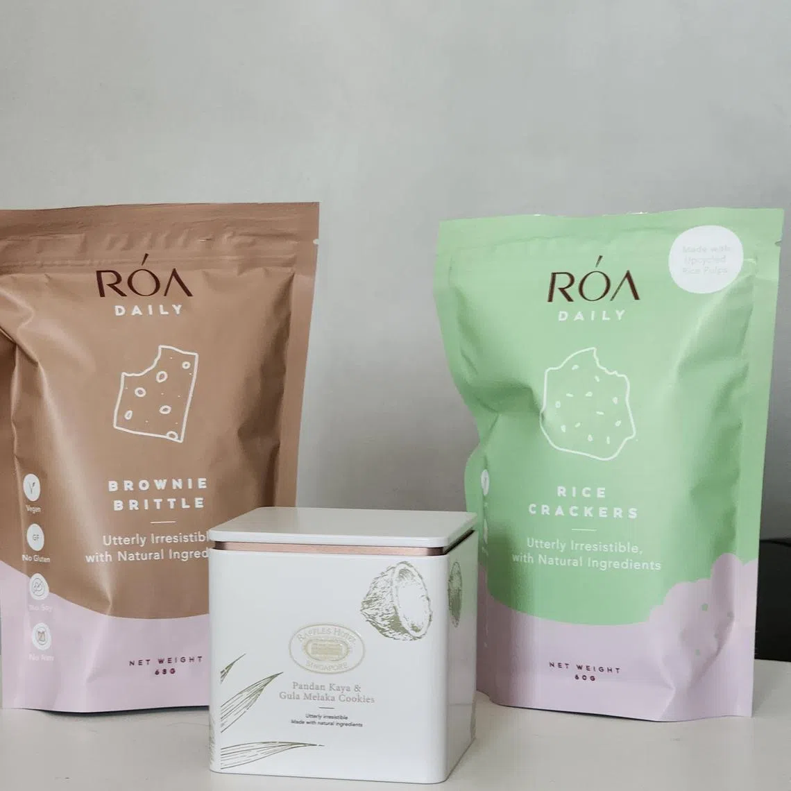 RÓA不断研发新品，包括布朗尼片和香料米饼，以及和莱佛士酒店合作的班兰咖椰椰糖和柚子香草曲奇。（陈爱薇摄）