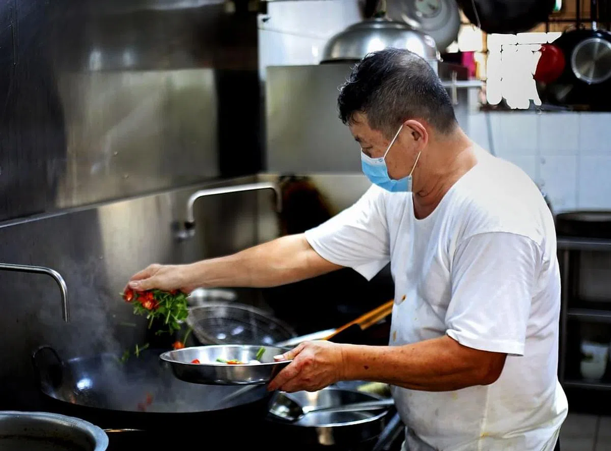 白礼顺坚持每天烹煮两次，让顾客在午餐和晚餐时段都有新鲜的菜肴吃。（严宣融摄）
