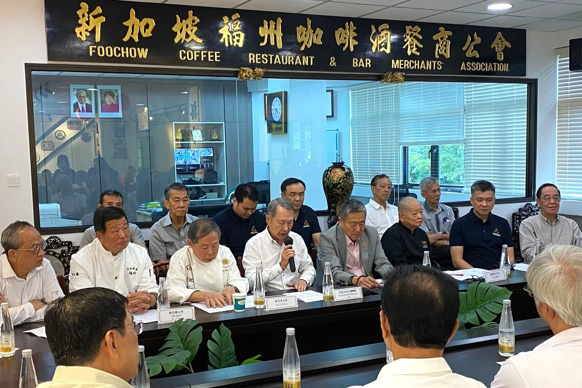 新加坡咖啡店文化馆主办“舌尖上的非遗传承”论坛，由新加坡福州咖啡酒餐商公会主席洪宝兴（左四）致欢迎辞，主讲人包括中国佛跳墙嫡系第三代传人郭克赐（左二起）、文东记创办人程文华、大华酱油食品工业第三代掌门人白毅柏，和环球厨神胡雅琍。（新加坡咖啡店文化馆提供）