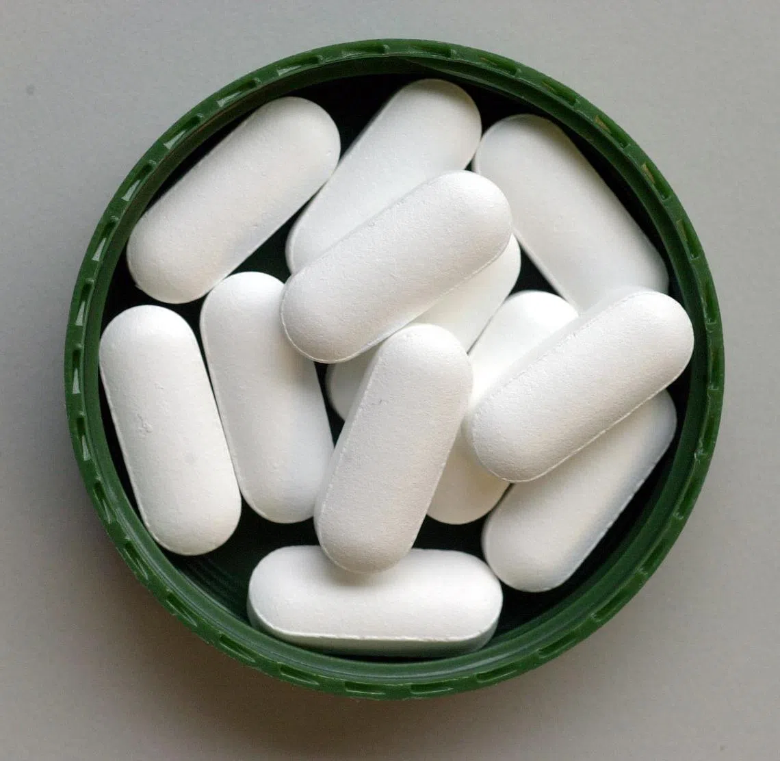 服用的钙质越多，不一定意味着效果越好，反而可能增加并发症的风险。（档案照）