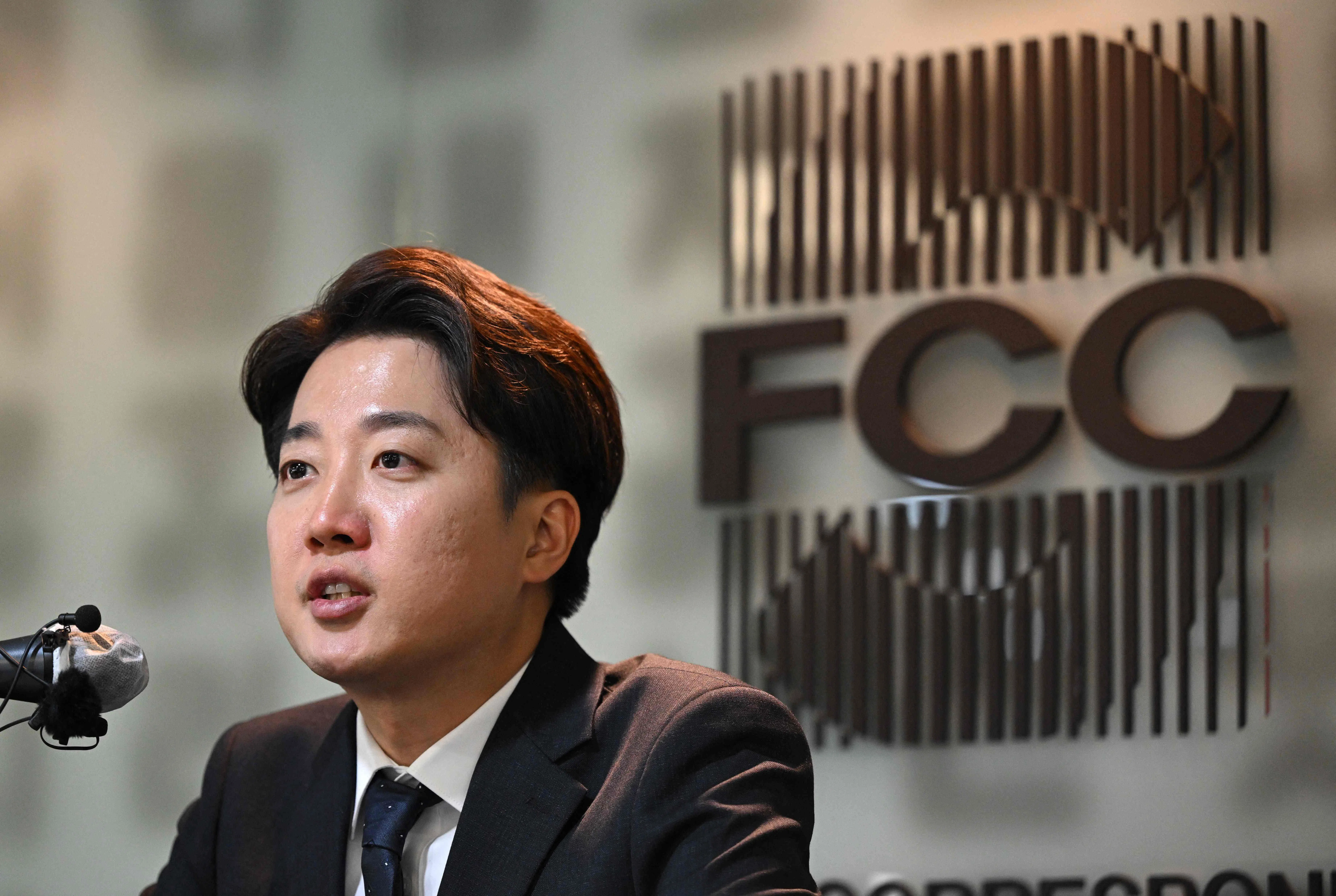 年仅40岁的李俊锡5月13日访问大邱市，在上下班时间争取选民支持，还将到庆北大学食堂与学生共进午餐。（法新社）