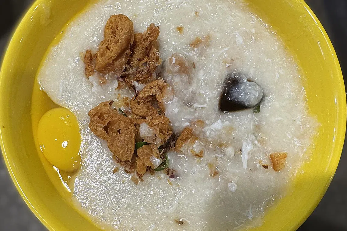 皮蛋瘦肉粥料多味香，除了皮蛋瘦肉，还有肉丸。爱吃蛋的可加蛋。（翁铭芯摄）