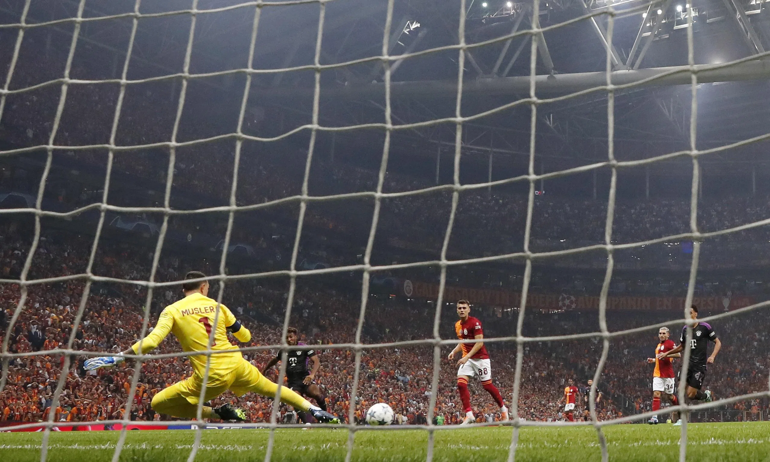 加拉塔萨雷门将穆斯雷拉（黄衣）判断失误，拜仁前锋孔芒低射远角得手。（路透社）