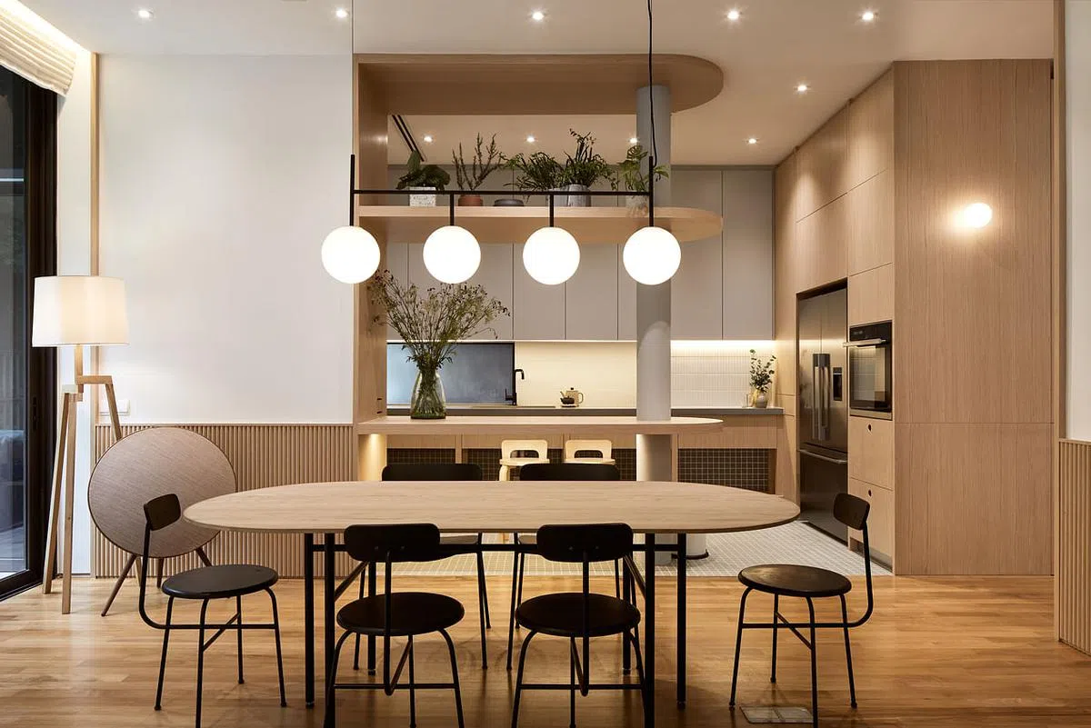 设计师为屋主制造可站或坐着用餐的饭厅——0.9米高的中岛台方便站立聚餐，0.75米高的饭桌则供喜欢坐下的客人使用。