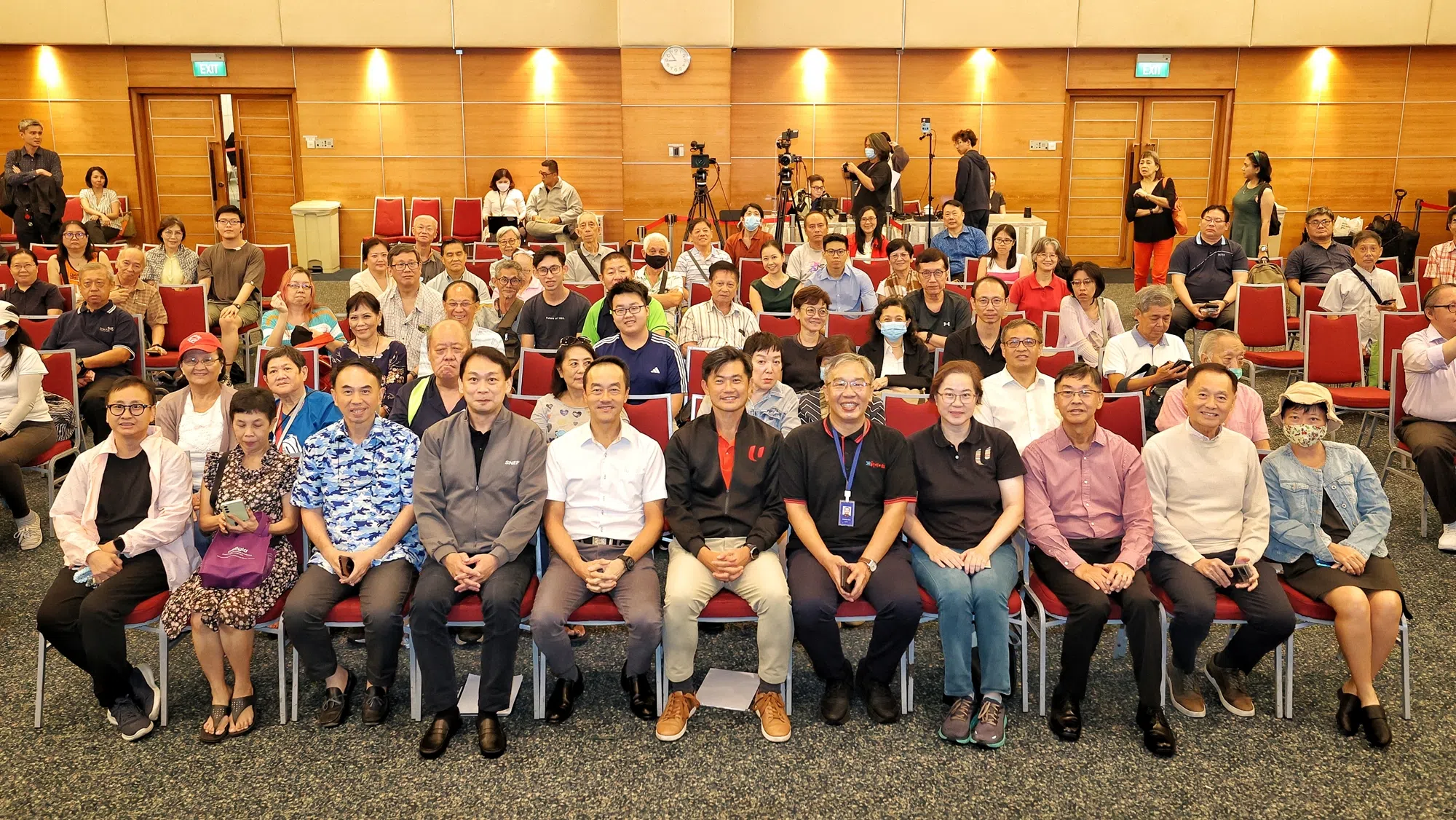 （前排左四起）新加坡全国雇主联合会委员符标雄、人力部兼永续发展与环境部高级政务部长许宝琨医生、总理公署高级政务部长兼全国职工总会副秘书长陈国明，以及《新明日报》总编辑朱志伟昨晚和与会的公众合照。（徐颖荃摄）