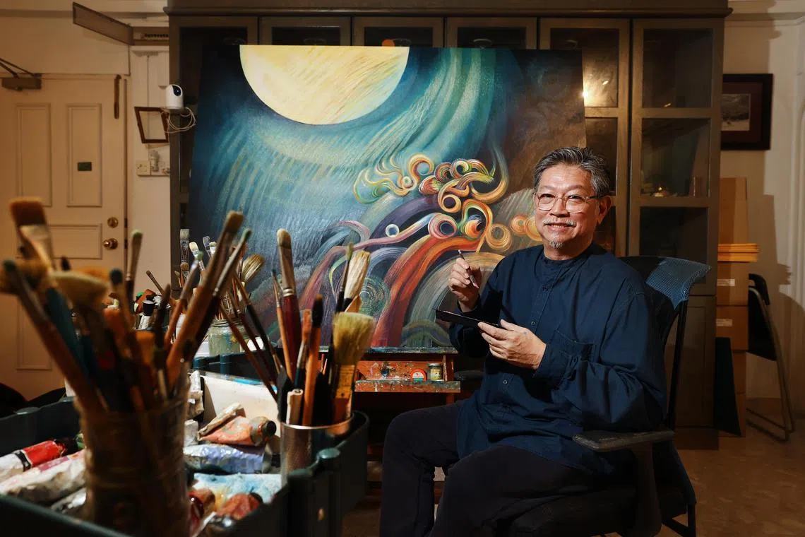 画家吴伟才每天衣着整齐，上午7时半开始在住家客厅作画至下午3时多，背后巨画为《明月琉璃鲜花美果》。（陈渊庄摄）