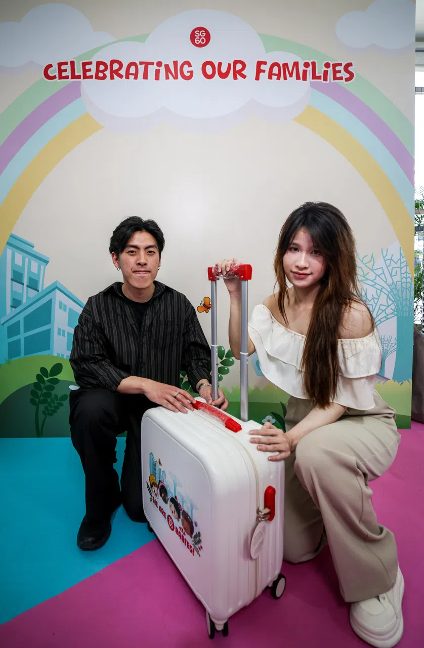 SG60婴儿礼包中的一些物品，由拉萨尔艺术学院学生叶文昌（左）和杨凯滢（右）设计。（叶振忠摄）