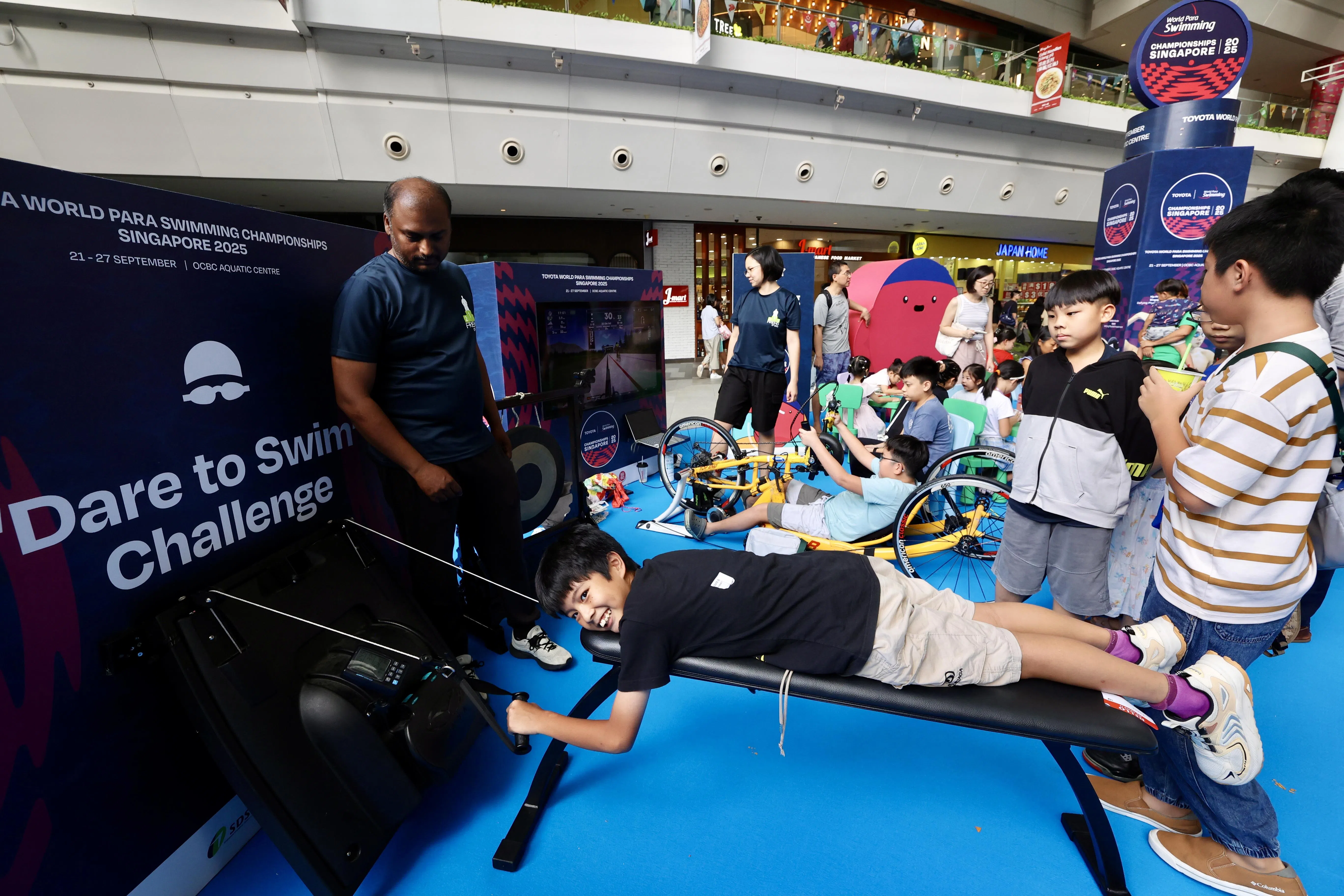 路演现场设有多项设施，供公众体验残障运动的不同之处。（邝启聪摄）