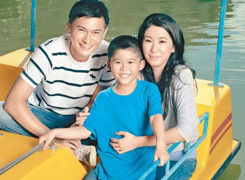 陈锦鸿（左）从2012年起将重心转向家庭，淡出演艺圈，专心照顾儿子。（互联网）