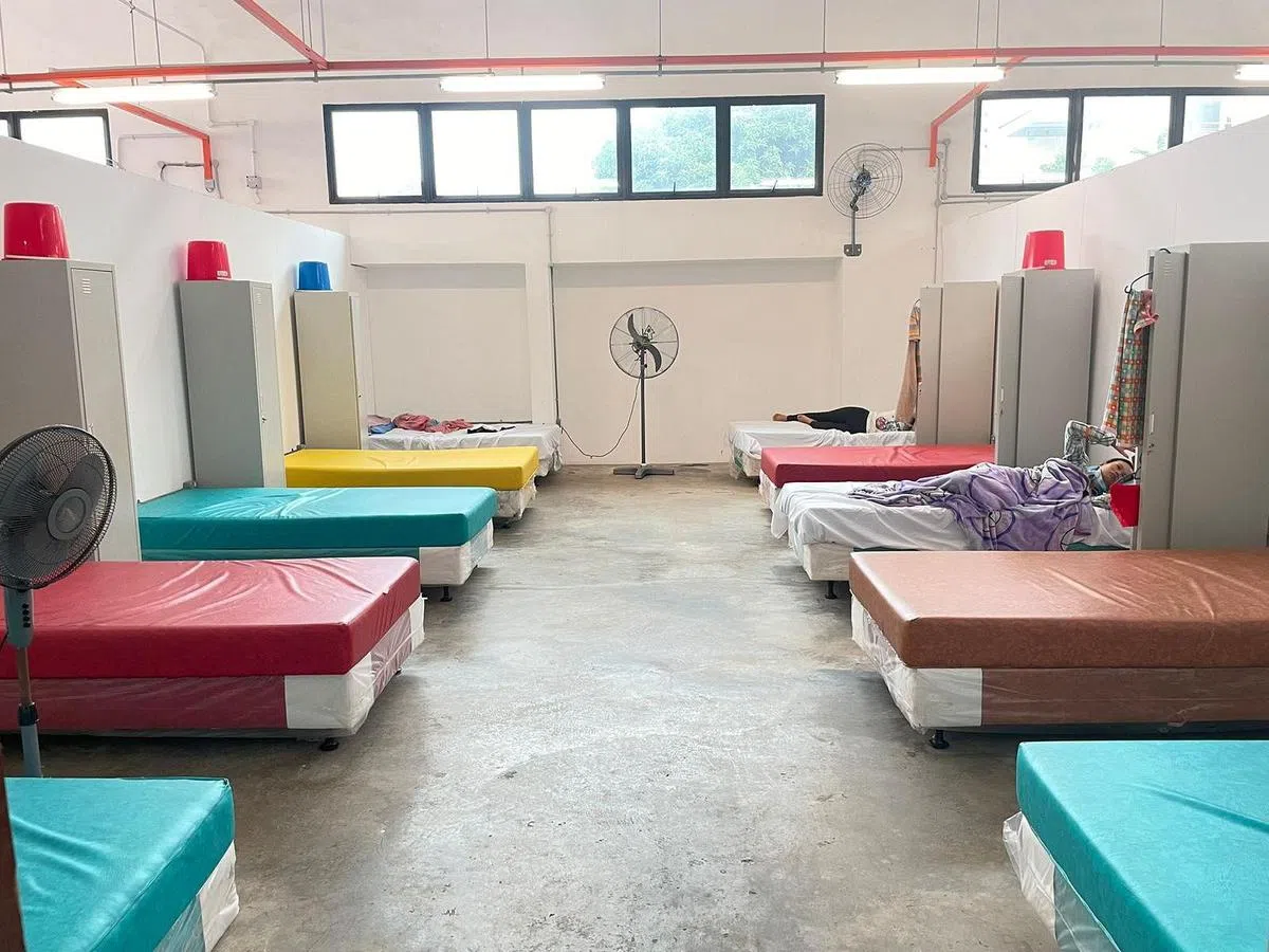 十人间内部环境。为了保证通风，房间内没有窗帘，通风扇也24小时全开。