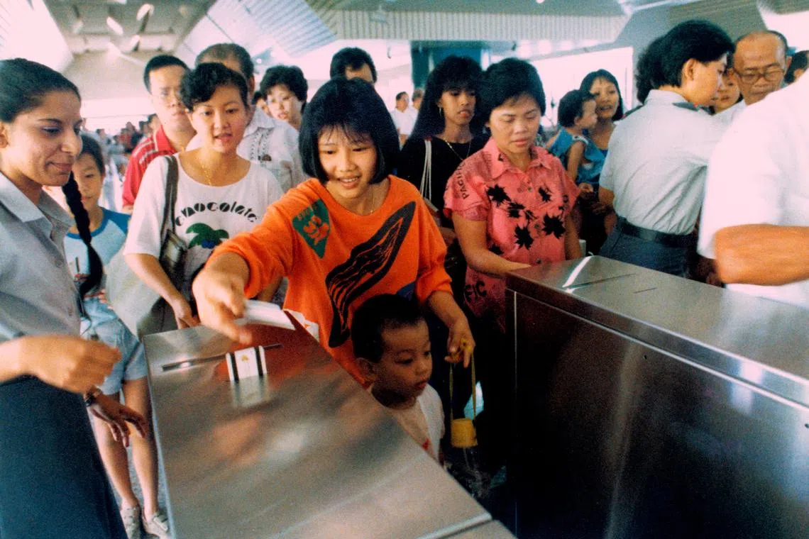 1987年11月7日，地铁系统正式投入服务。有12万人在首日购买了每张3元的纪念车资卡，你是其中一位吗？（李天錡摄）