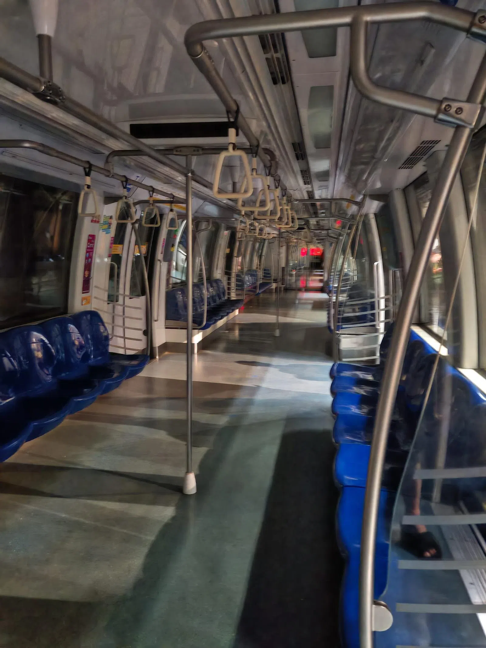 发生故障的列车内一片漆黑。（视频截图）