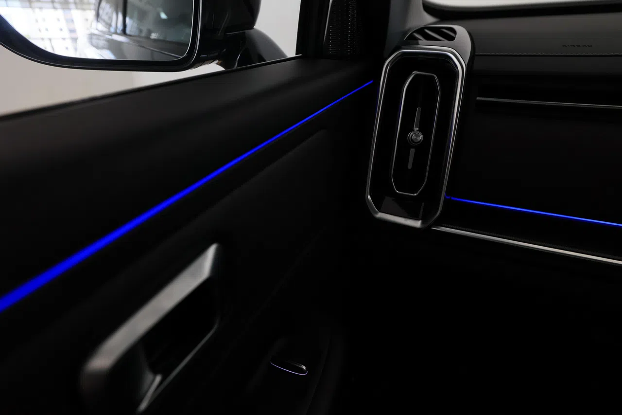 车内氛围灯有64种色彩选择，可营造出个性化的驾驶舱氛围。（龙国雄摄）