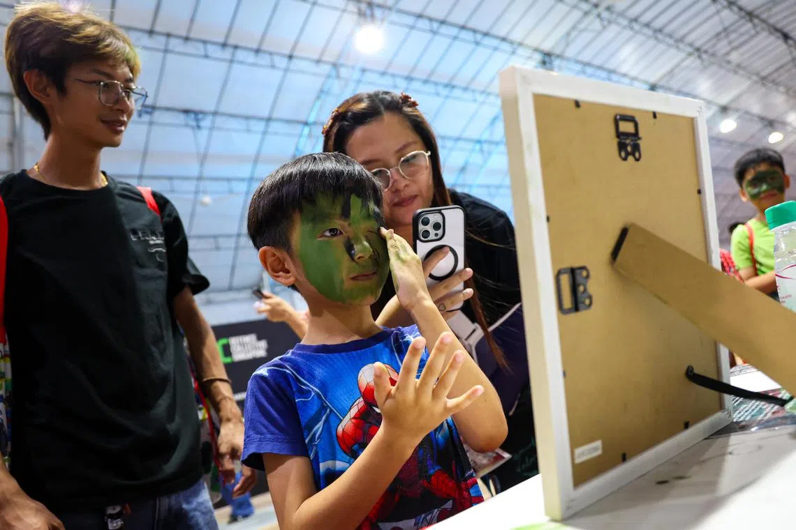 东北区现场有许多适合一家大小参加的活动，包括让小朋友体验在脸上画迷彩。（林明顺摄）